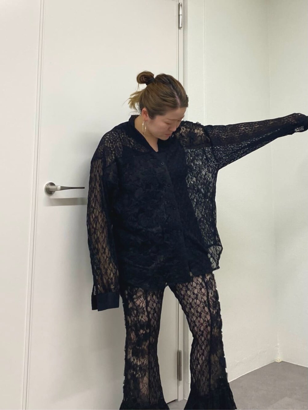 ブラック系のシャツ/ブラウス、ブラック系のその他パンツを着用したレディースの夏コーディネートの4枚目の写真