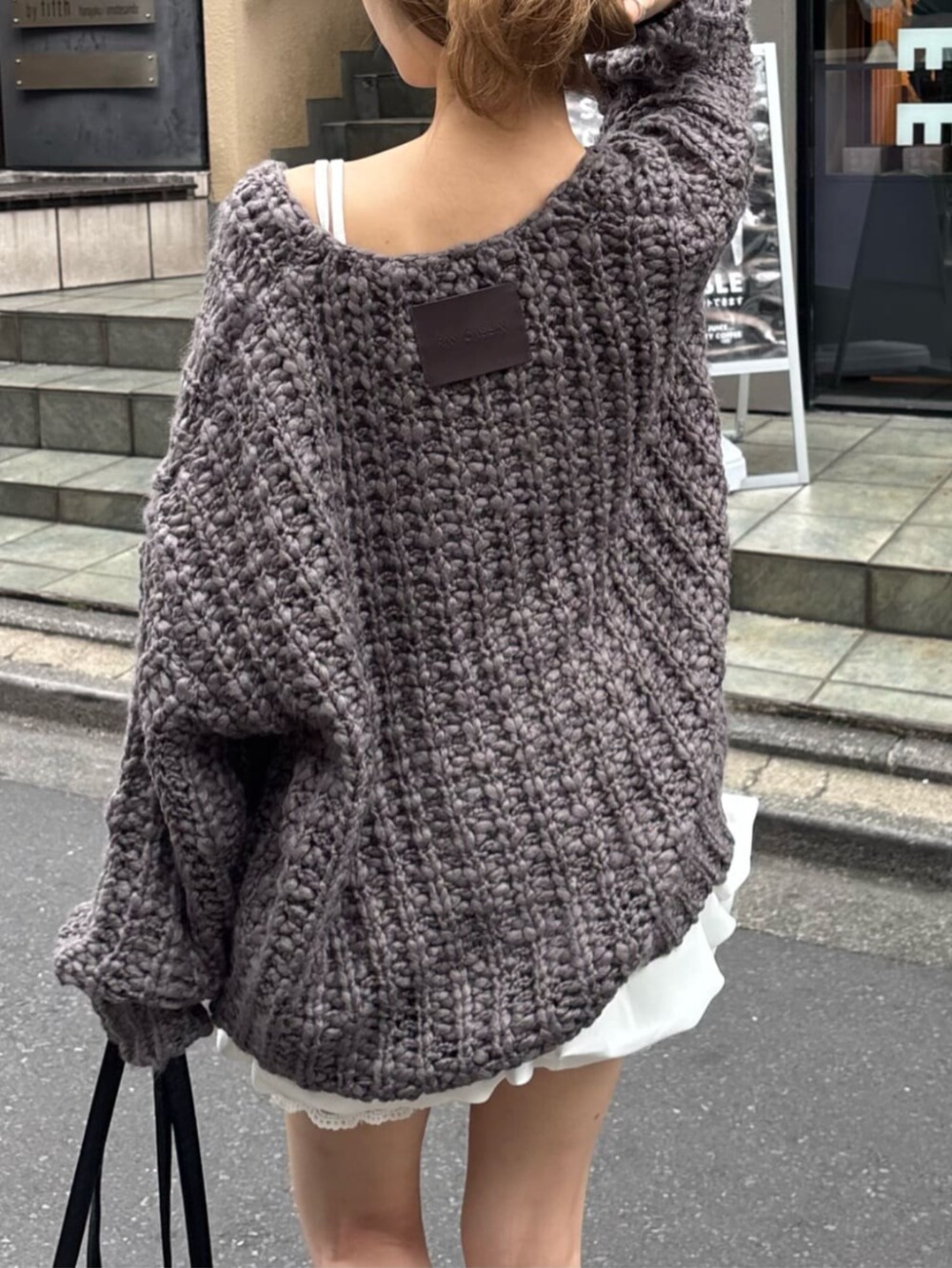 グレー系のニット/セーターを着用したレディースの秋コーディネートの2枚目の写真