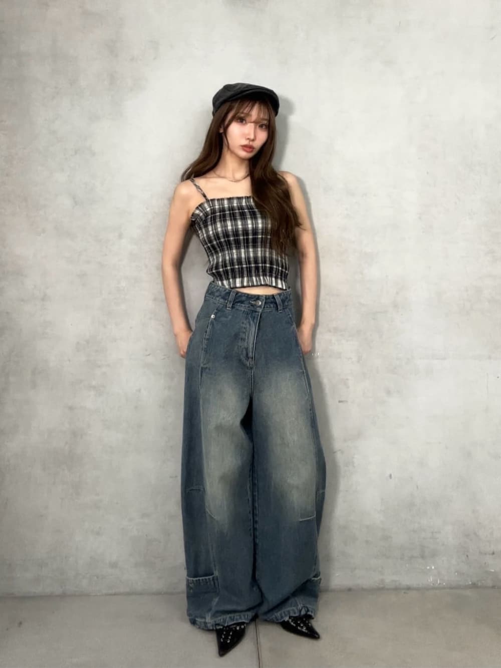 ブラック系のその他パンツ、ブラック系のシャツ/ブラウス、ブラック系のその他シューズを着用したレディースの夏コーディネートの4枚目の写真