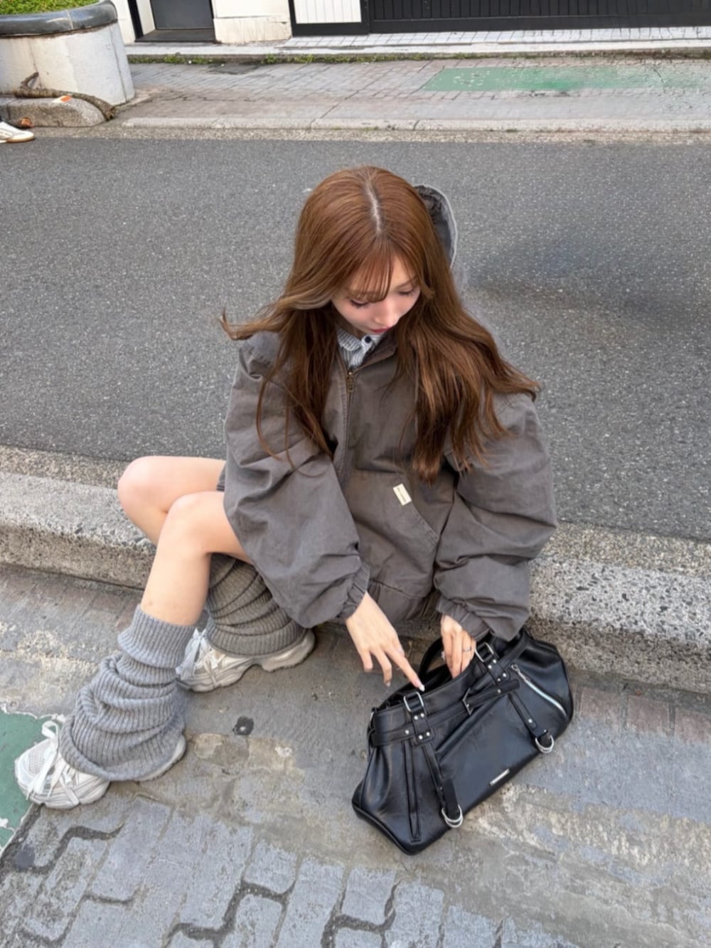 グレー系のブルゾン、グレー系のレッグウォーマーを着用したレディースの春コーディネートの2枚目の写真