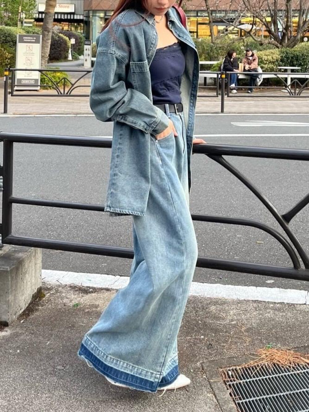 ブルー系のシャツ/ブラウス、ホワイト系のサンダル、グレー系のデニムパンツを着用したレディースの冬コーディネートの2枚目の写真