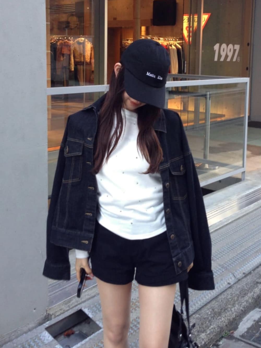 ブラック系のその他シューズ、ブラック系のショルダーバッグ、ブラック系のその他パンツを着用したレディースの春コーディネートの2枚目の写真