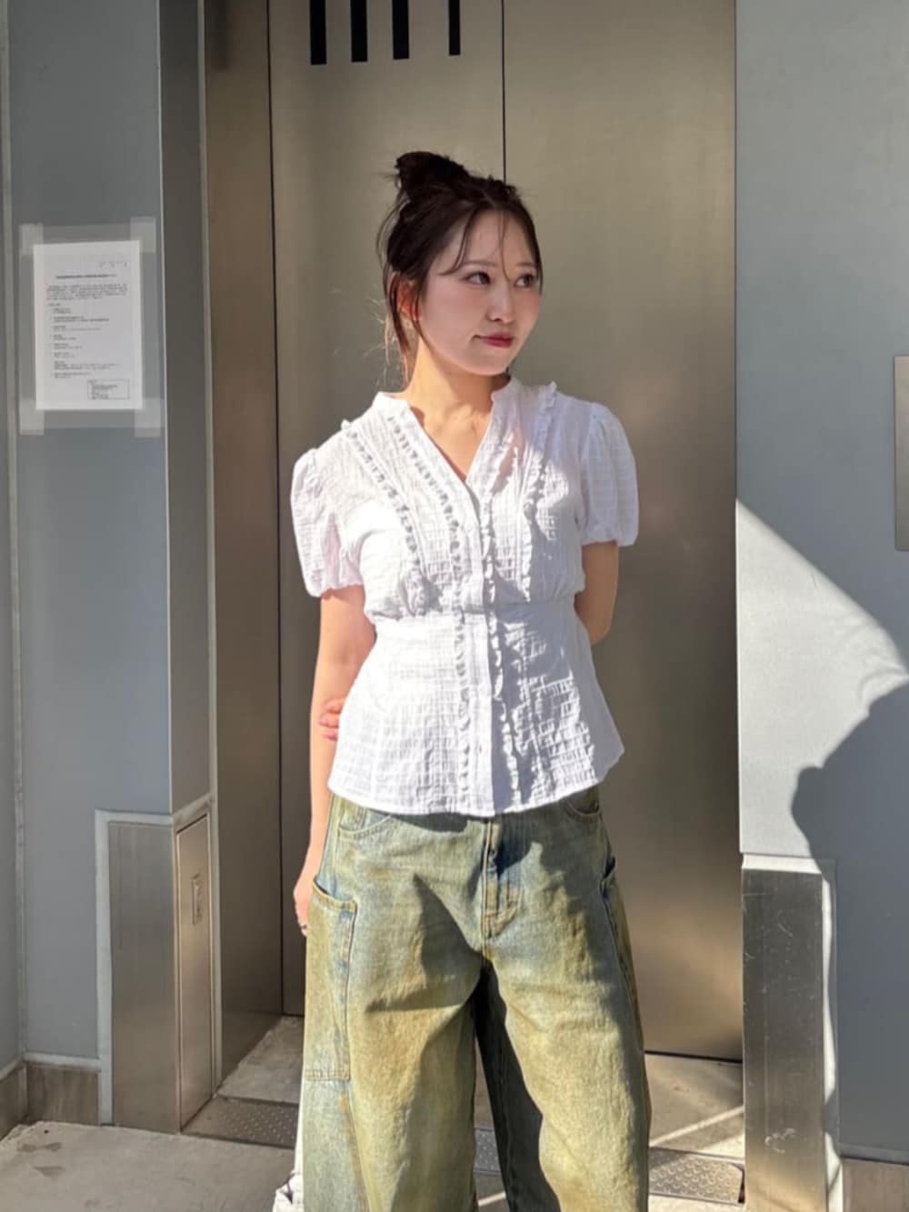 ホワイト系のシャツ/ブラウス、ブルー系のデニムパンツを着用したレディースの春コーディネートの2枚目の写真