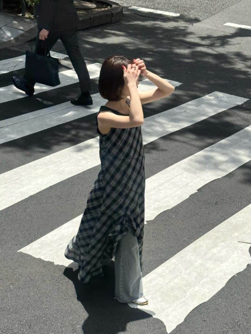 「レイヤードスタイル、春夏コーデ、オトナカワイイ、お出かけコーデ、大人コーデ、大人カジュアルコーデ、カジュアルガーリー、大人女子、チェック、キャミワンピース、デニム、フレアデニム」｜「RAY CASSINの裾フリルラウンドキャミワンピース（ワンピース、ブラック系）」を使った、RAYCASSIN_officialさん（骨格ウェーブ・レディース・152cm）の春コーディネートの3枚目の写真