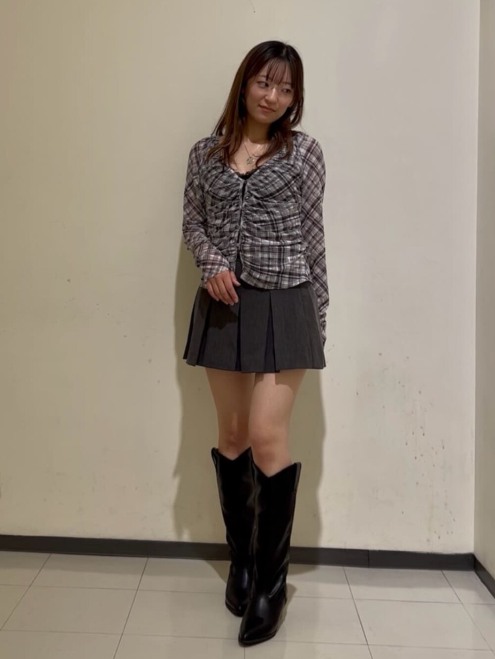 ブラック系のシャツ/ブラウス、ブラック系のブーツ、グレー系のその他アウターを着用したレディースの秋コーディネートの2枚目の写真