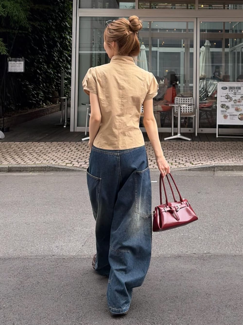 ブルー系のデニムパンツ、ベージュ系のシャツ/ブラウス、ベージュ系のシャツ/ブラウスを着用したレディースの夏コーディネートの2枚目の写真