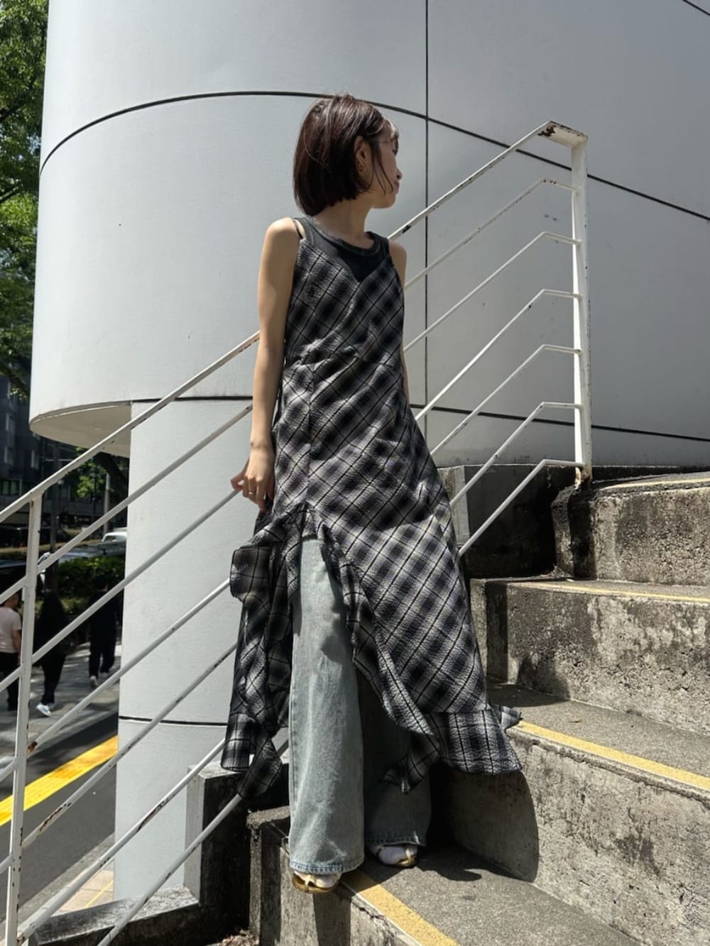 「レイヤードスタイル、春夏コーデ、オトナカワイイ、お出かけコーデ、大人コーデ、大人カジュアルコーデ、カジュアルガーリー、大人女子、チェック、キャミワンピース、デニム、フレアデニム」｜「RAY CASSINの裾フリルラウンドキャミワンピース（ワンピース、ブラック系）」を使った、RAYCASSIN_officialさん（骨格ウェーブ・レディース・152cm）の春コーディネートの2枚目の写真