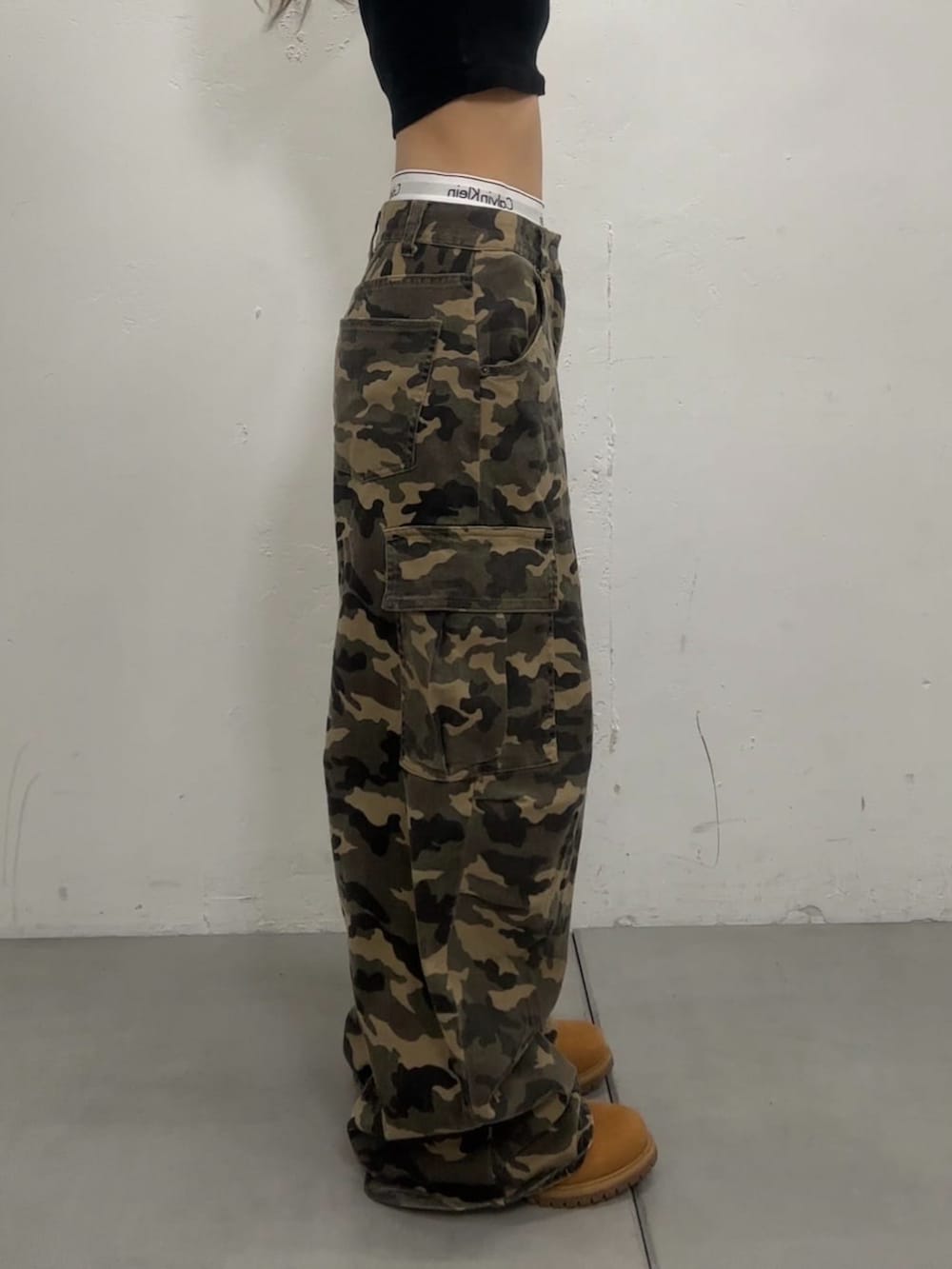 ブラック系のその他シューズ、ベージュ系のデニムパンツ、ブラック系のニット/セーターを着用したレディースの夏コーディネートの3枚目の写真