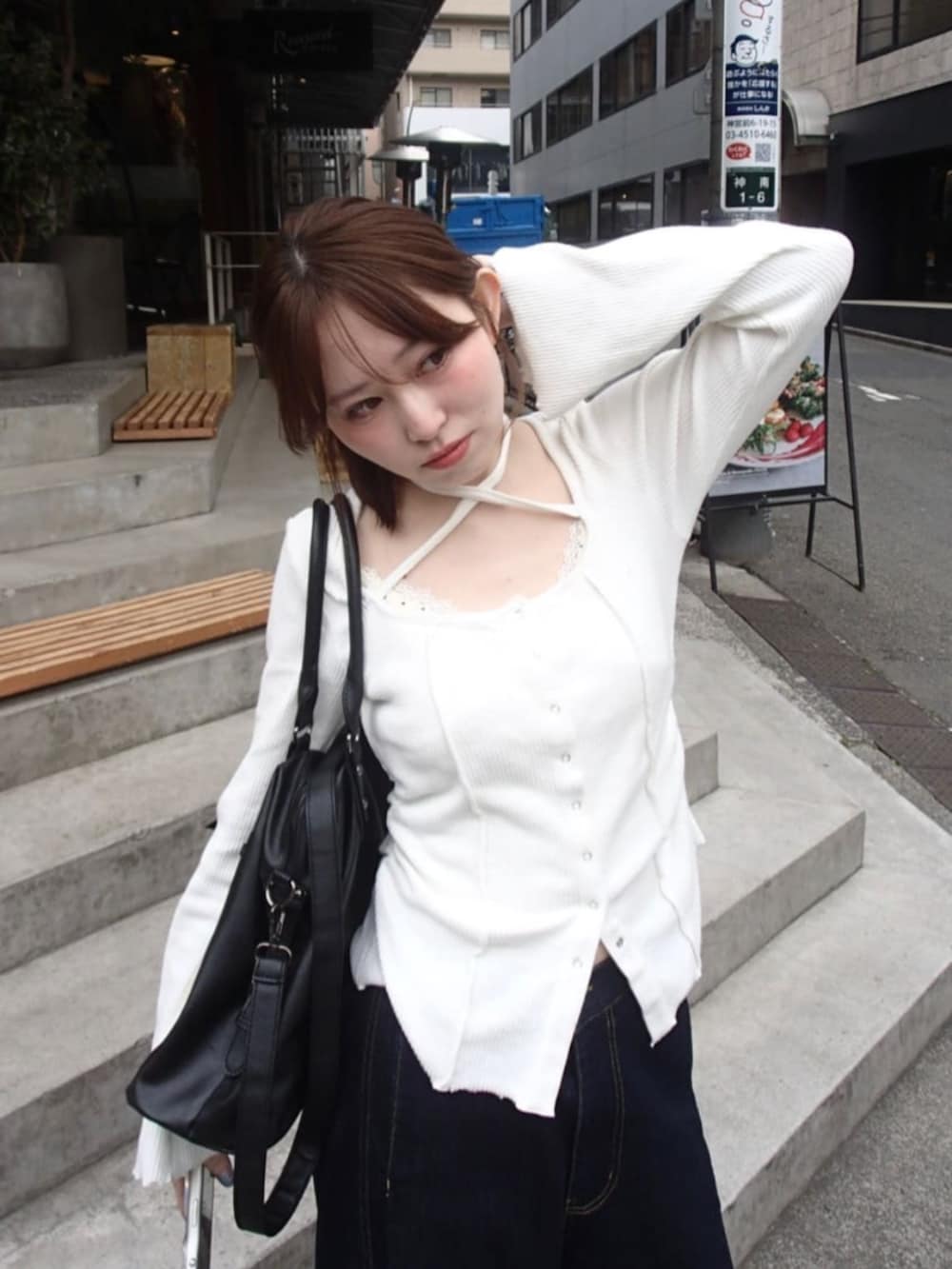 ブルー系のデニムパンツ、ホワイト系のTシャツ/カットソーを着用したレディースの春コーディネートの2枚目の写真