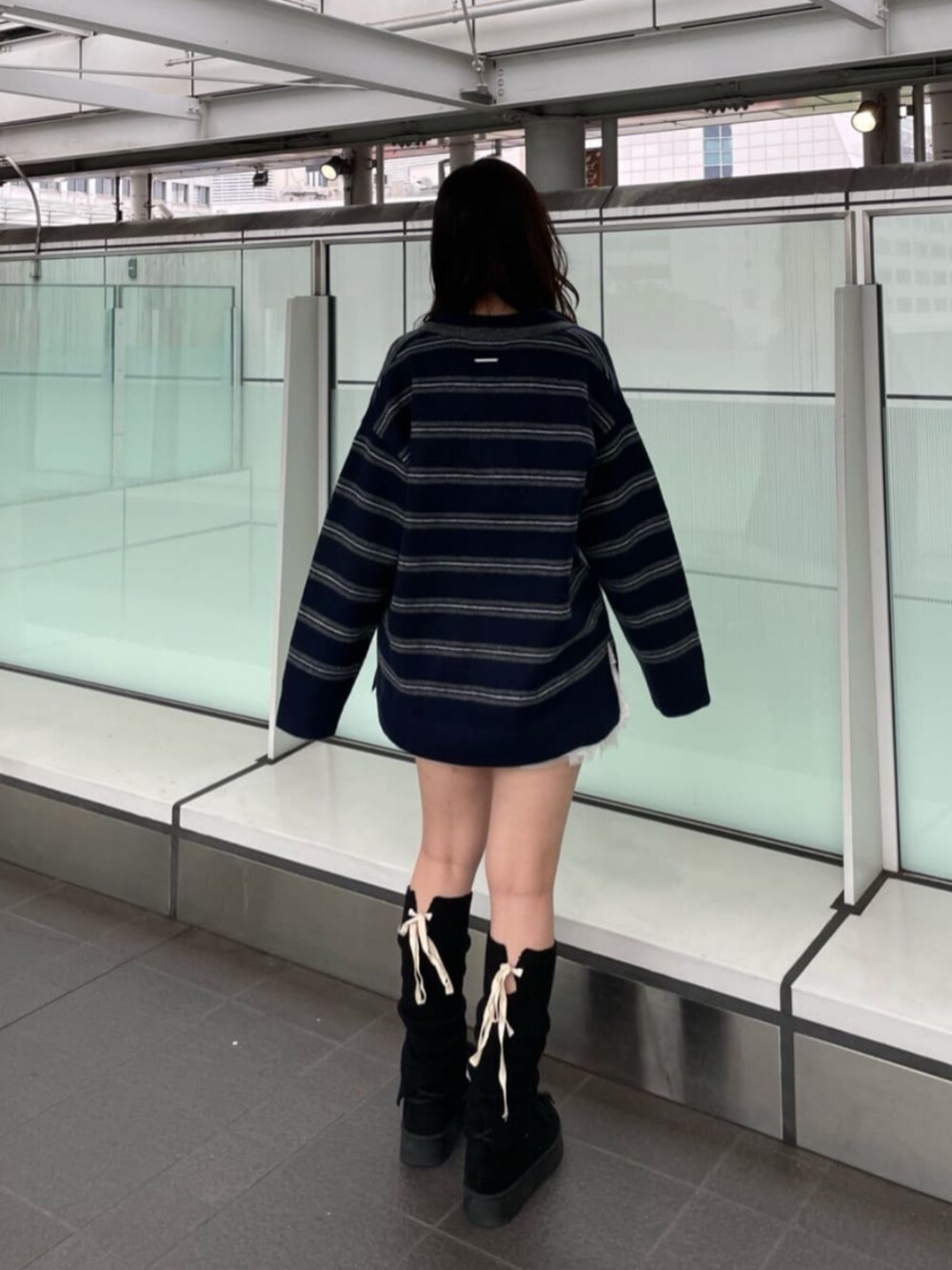 ブルー系のニット/セーターを着用したレディースの秋コーディネートの3枚目の写真