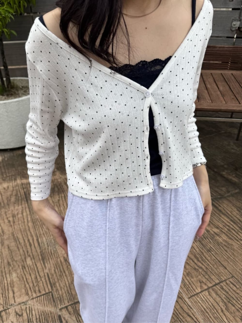 「夏ファッション、オトナ女子、夏コーデ、カジュアルコーデ、ドット柄、骨格ウェーブ、ミュール、カーディガン、着回しコーデ、低身長、低身長コーデ、スウェット、スウェットパンツ」｜「RAY CASSINのカップ付きレースチューブトップ（チューブトップ、ブラック系）」を使った、RAYCASSIN_officialさん（骨格ウェーブ・レディース・151cm）の夏コーディネートの3枚目の写真