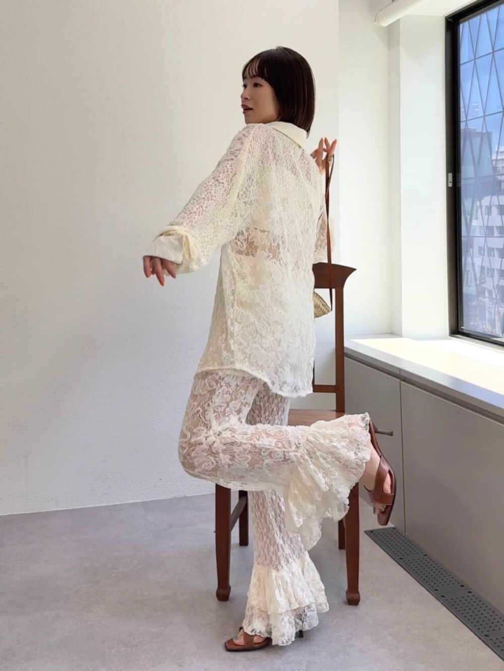 ベージュ系のその他パンツ、ベージュ系のシャツ/ブラウスを着用したレディースの夏コーディネートの2枚目の写真