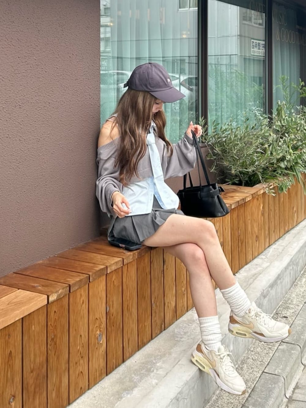 ブルー系のシャツ/ブラウスを着用したレディースの夏コーディネートの2枚目の写真