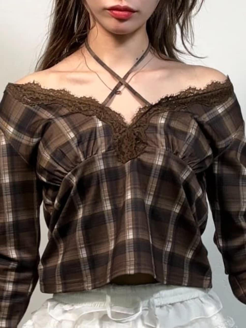 ブラウン系のブーツ、ブラウン系のトートバッグ、ホワイト系のスカートを着用したレディースの秋コーディネートの4枚目の写真