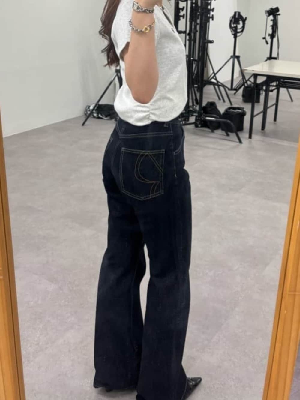 ホワイト系のTシャツ/カットソー、ブルー系のデニムパンツ、ブラック系のハンチング/ベレー帽を着用したレディースの夏コーディネートの2枚目の写真