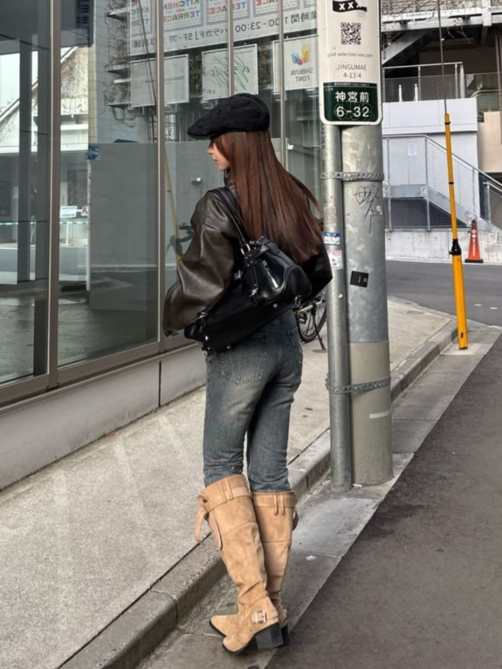 ブラウン系のその他アウター、イエロー系のブーツ、ブルー系のデニムパンツを着用したレディースの冬コーディネートの2枚目の写真