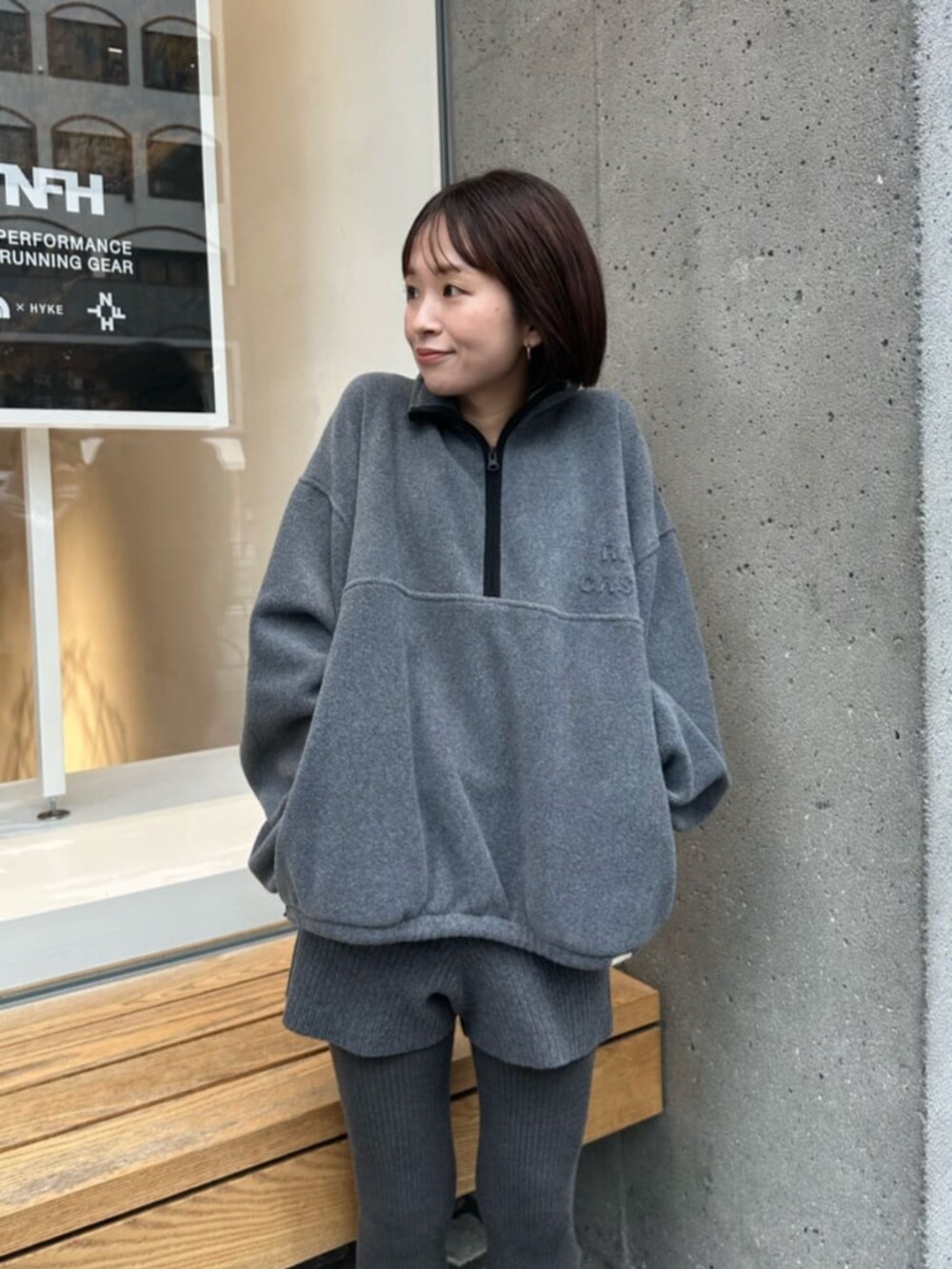 グレー系のスウェットを着用したレディースの秋コーディネートの3枚目の写真