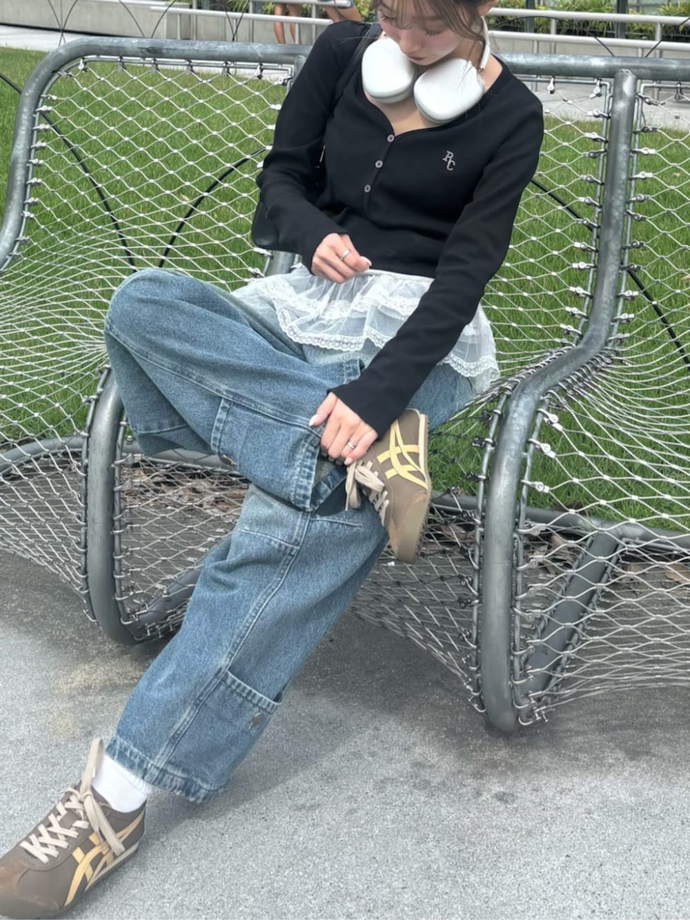 ブラック系のTシャツ/カットソー、ブルー系のカーディガン/ボレロを着用したレディースの夏コーディネートの3枚目の写真