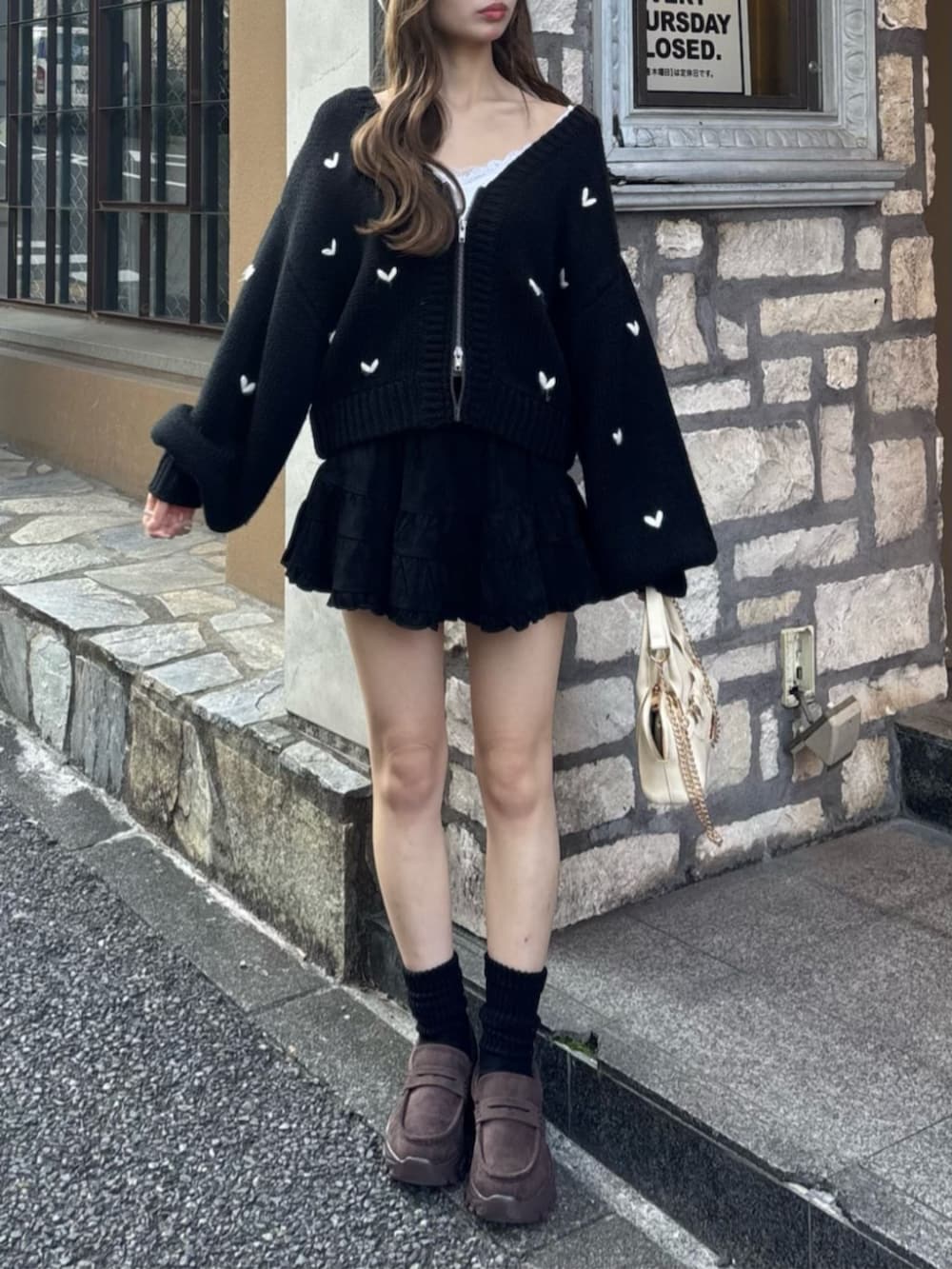 ブラック系のカーディガン/ボレロを着用したレディースの秋コーディネートの3枚目の写真