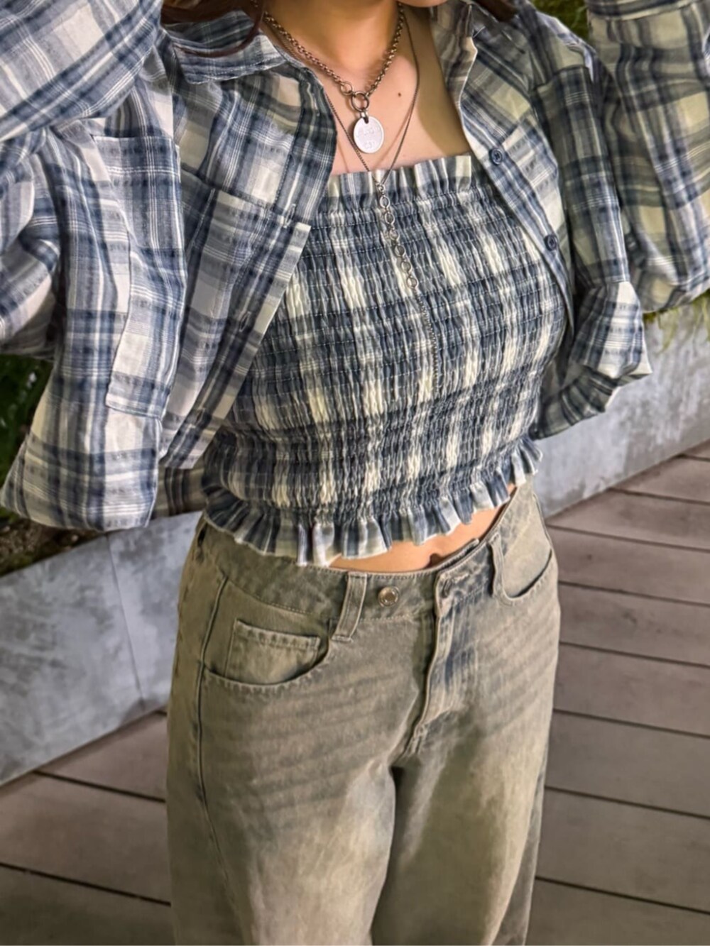 ブルー系のデニムパンツ、ブルー系のシャツ/ブラウスを着用したレディースの夏コーディネートの3枚目の写真