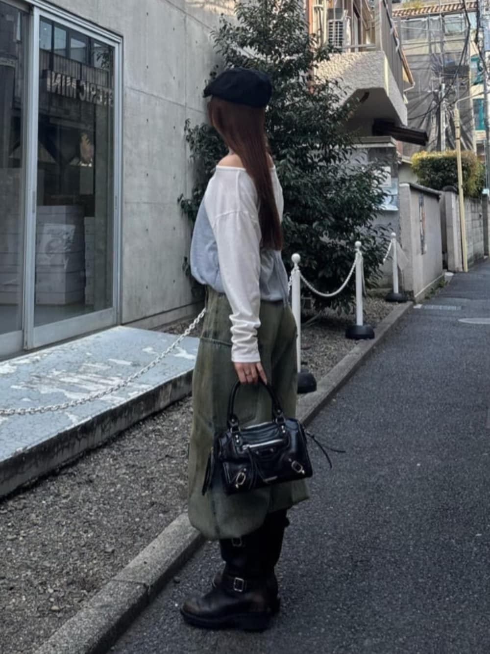 ブラック系のショルダーバッグ、グレー系のTシャツ/カットソー、ブラウン系のメガネを着用したレディースの春コーディネートの2枚目の写真