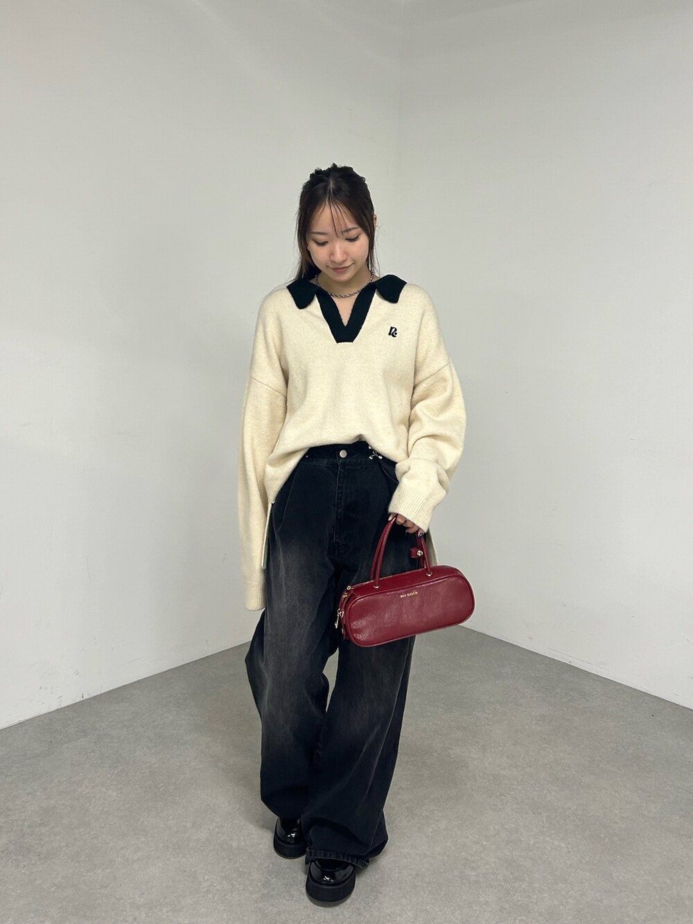 「ニット、オトナカワイイ、Ray Cassin、着回しコーデ、デニム、大人女子、パンツスタイル、大人ガーリー、秋コーデ」|「RAY CASSINの【チクチクしないニット】スキッパーポロ刺繍ニット / 襟付きニット(ニット/セーター、ホワイト系)」を使った、RAYCASSIN_officialさん(レディース・157cm)の秋コーディネートの2枚目の写真