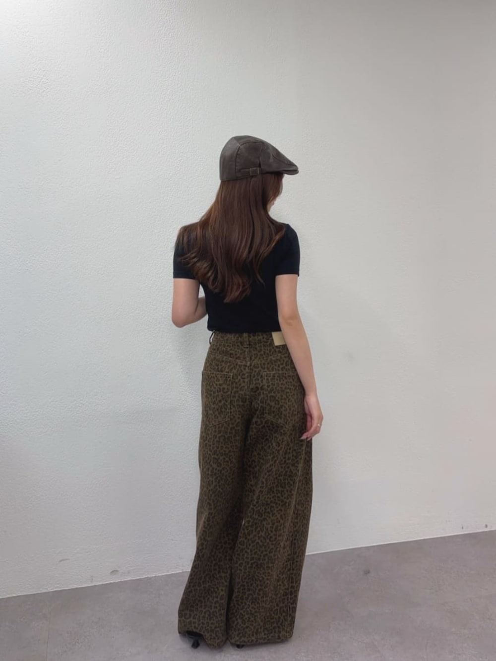 ブラック系のその他シューズ、ブラウン系のデニムパンツ、ブラウン系のハンチング/ベレー帽を着用したレディースの夏コーディネートの2枚目の写真