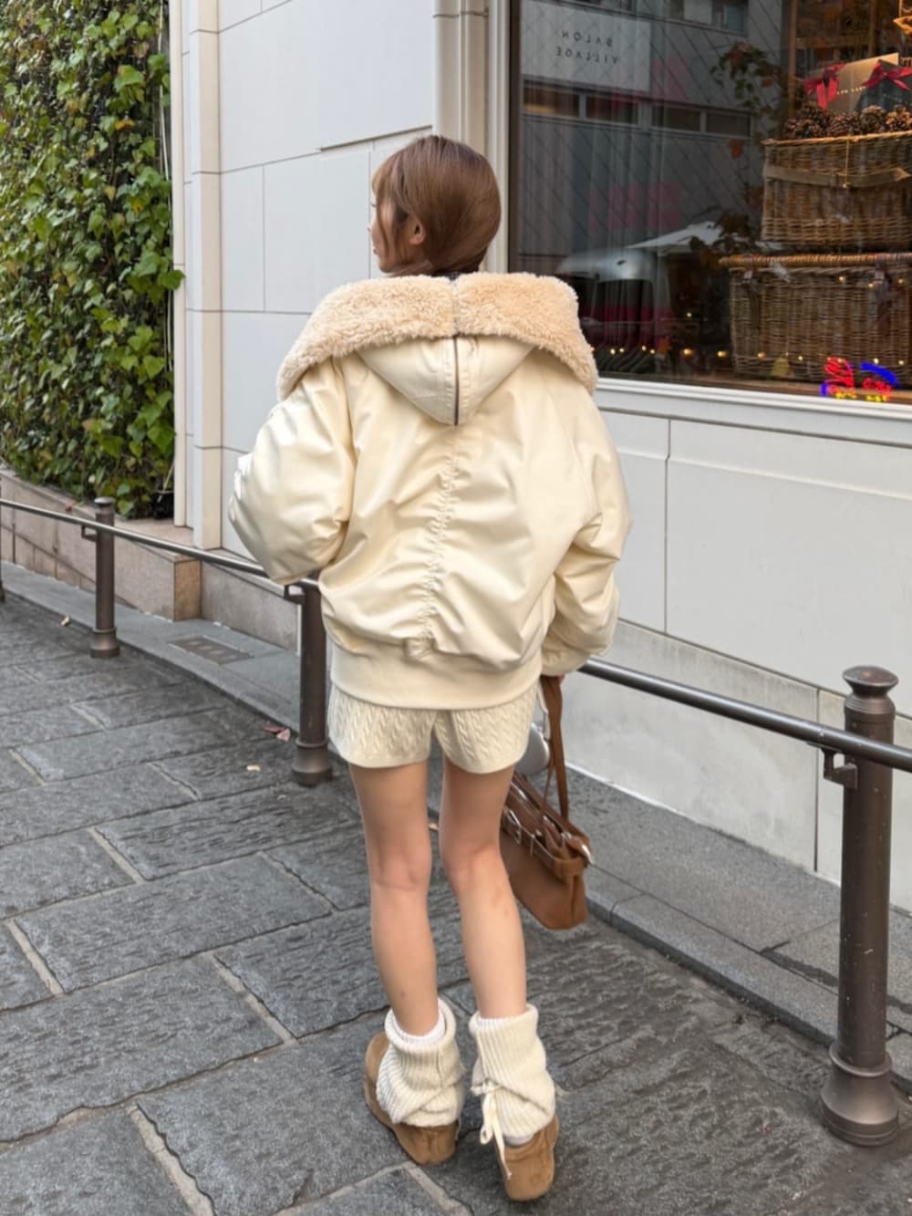 ベージュ系のその他パンツ、ホワイト系のブルゾン、ベージュ系のスリッポンを着用したレディースの冬コーディネートの2枚目の写真