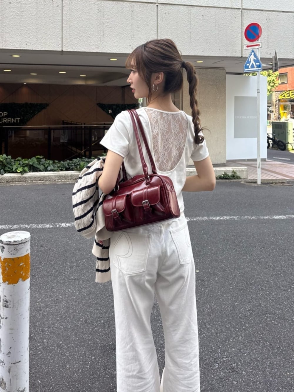 ブルー系のデニムパンツ、ホワイト系のTシャツ/カットソー、ホワイト系のサンダルを着用したレディースの夏コーディネートの3枚目の写真