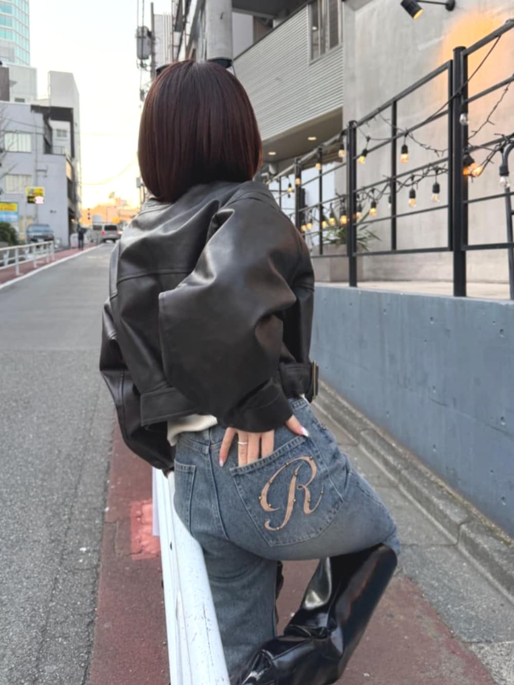 ブラウン系のその他アウター、ブルー系のデニムパンツを着用したレディースの冬コーディネートの3枚目の写真