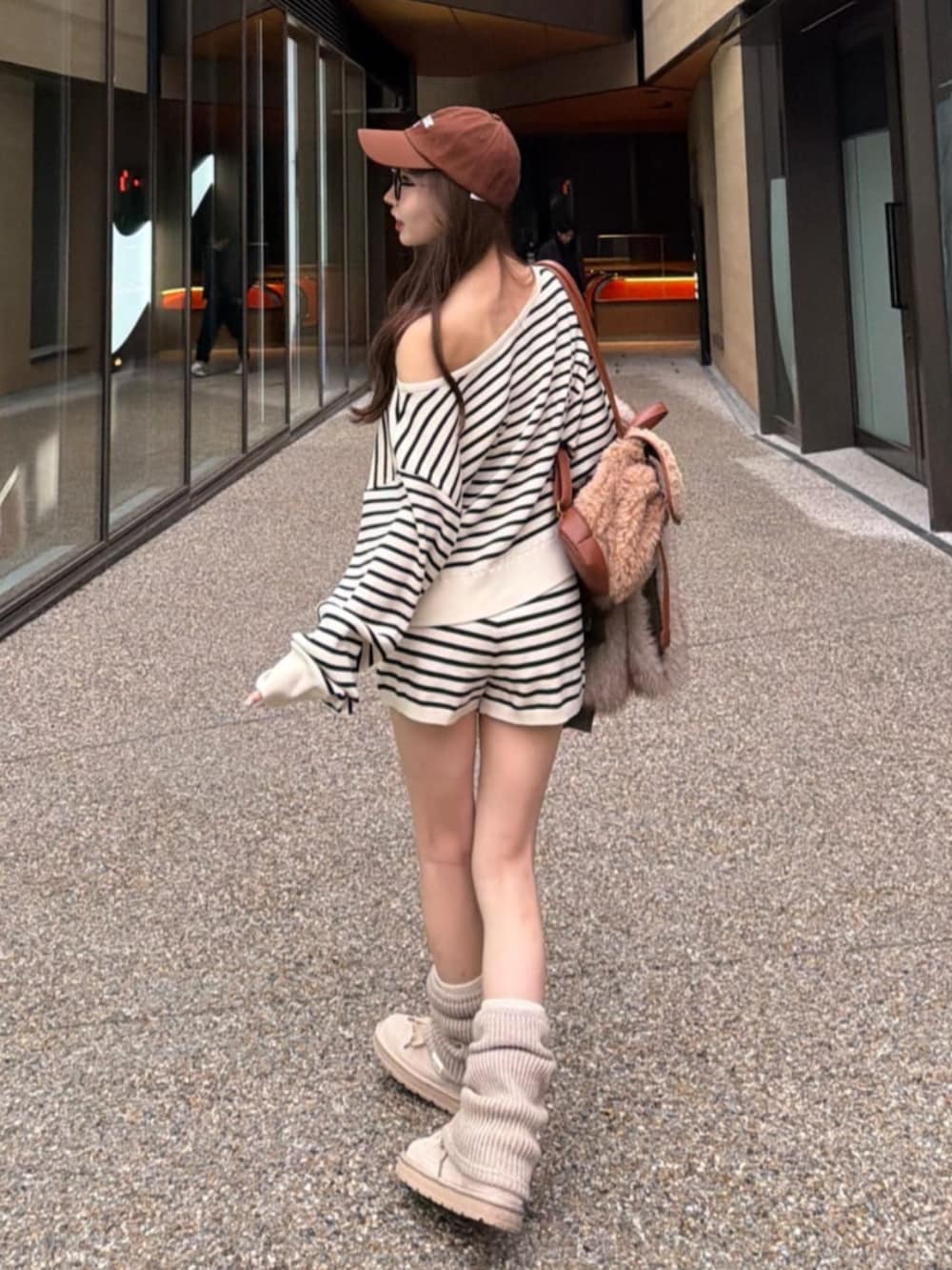 ホワイト系のニット/セーター、ホワイト系のその他パンツ、ホワイト系のブルゾンを着用したレディースの冬コーディネートの3枚目の写真