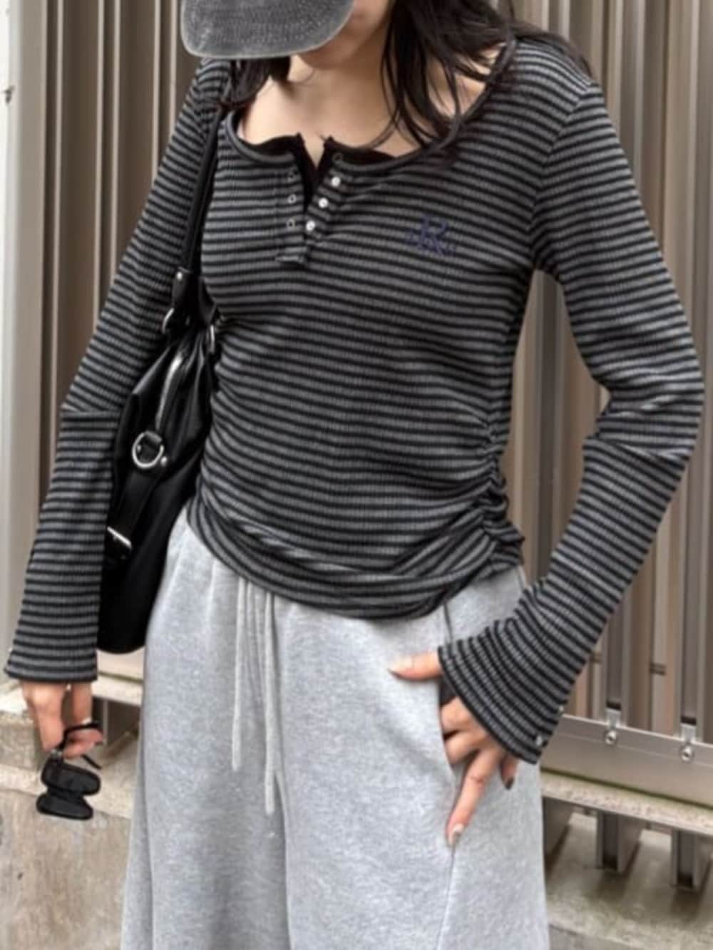 グレー系のTシャツ/カットソーを着用したレディースの春コーディネートの2枚目の写真