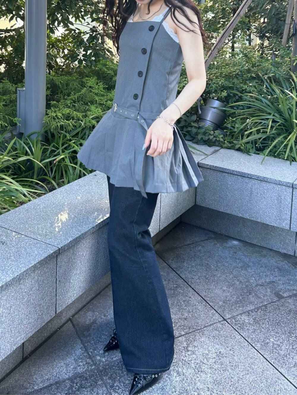 ホワイト系のキャミソール、ブラック系のその他シューズ、ブルー系のデニムパンツを着用したレディースの夏コーディネートの2枚目の写真