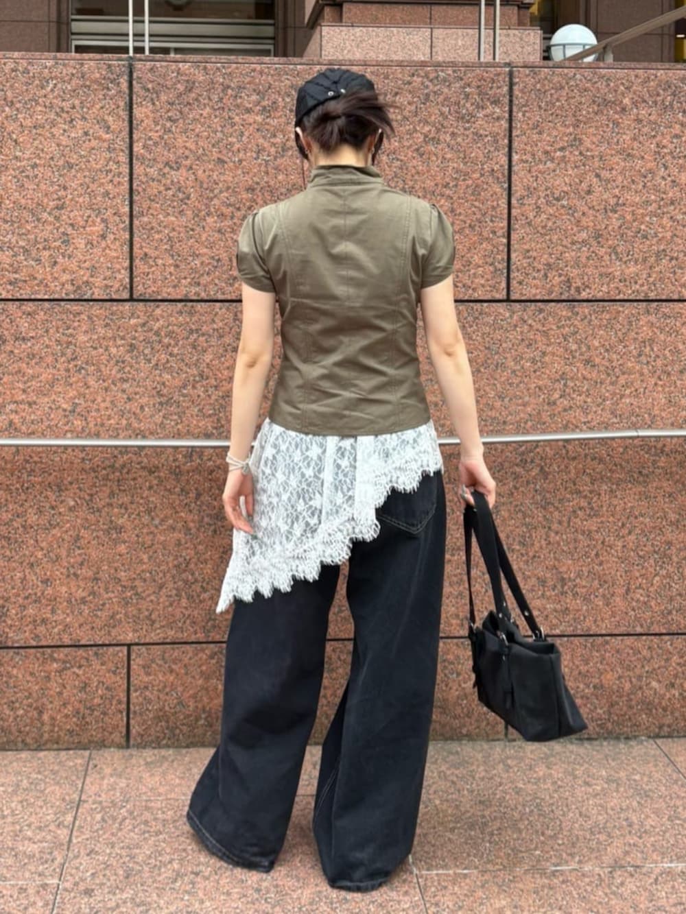 ホワイト系のキャミソール、ブラック系のデニムパンツ、グリーン系のシャツ/ブラウスを着用したレディースの夏コーディネートの2枚目の写真