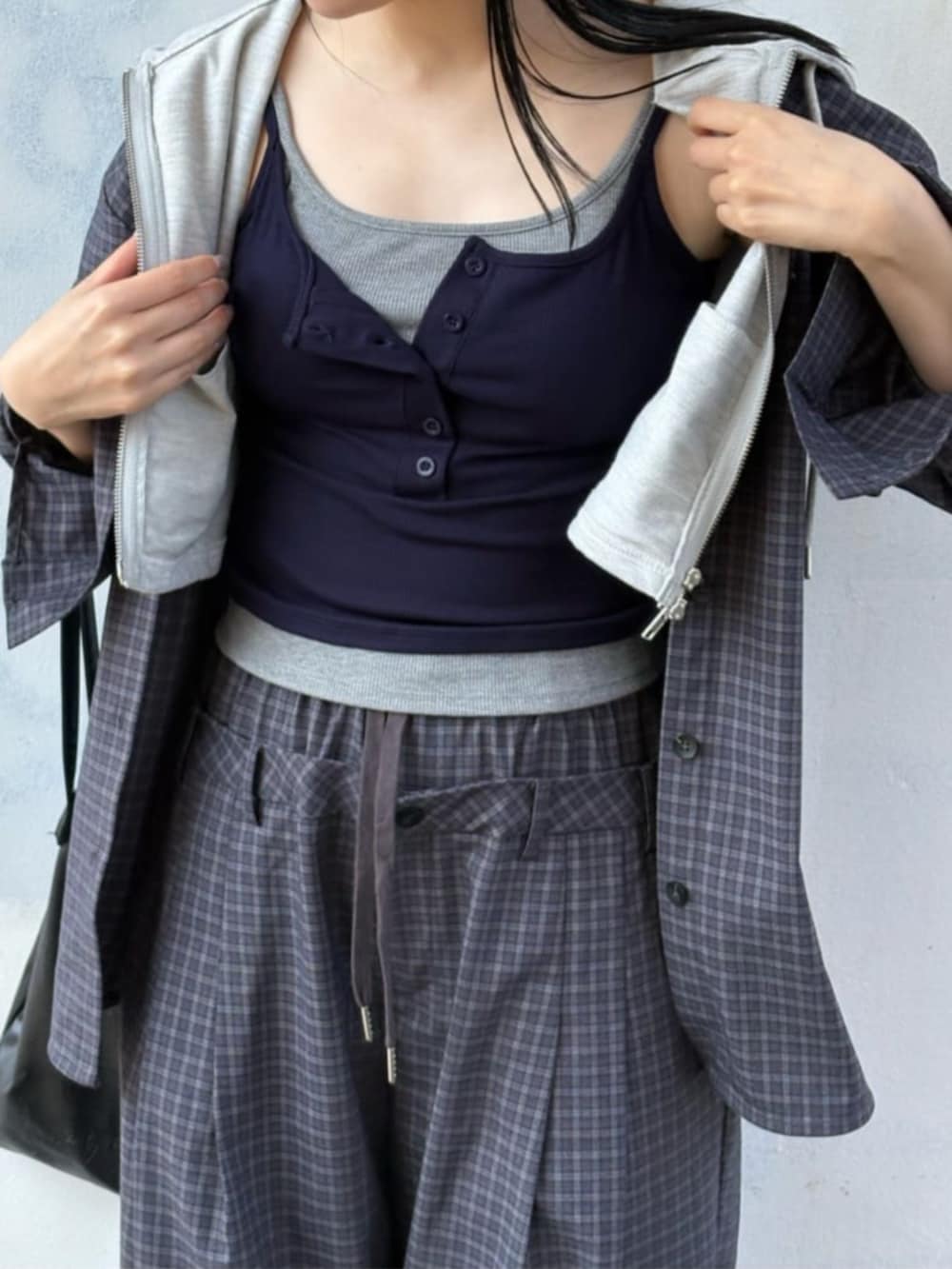 グレー系のその他パンツ、グレー系のシャツ/ブラウス、ブルー系のキャミソールを着用したレディースの春コーディネートの2枚目の写真