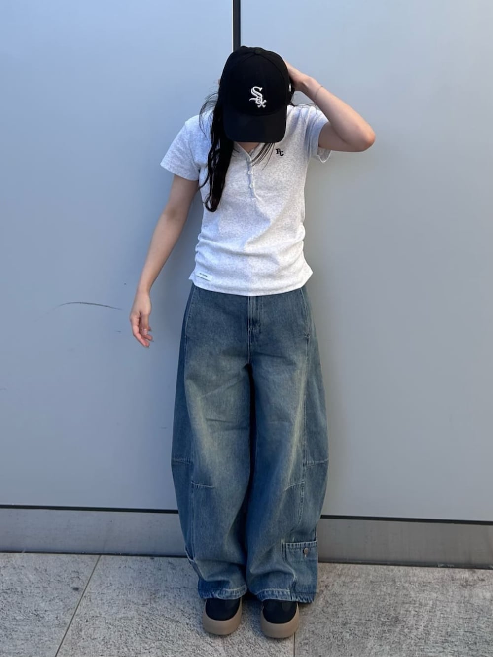 「骨格ストレート、骨スト、Vネック、ヘンリーネック、半袖、半袖Ｔシャツ、デニム、バルーンデニム」｜「RAY CASSINのバルーンルーズデニム（デニムパンツ、ブルー系）」を使った、RAYCASSIN_officialさん（レディース・159cm）の春コーディネートの3枚目の写真