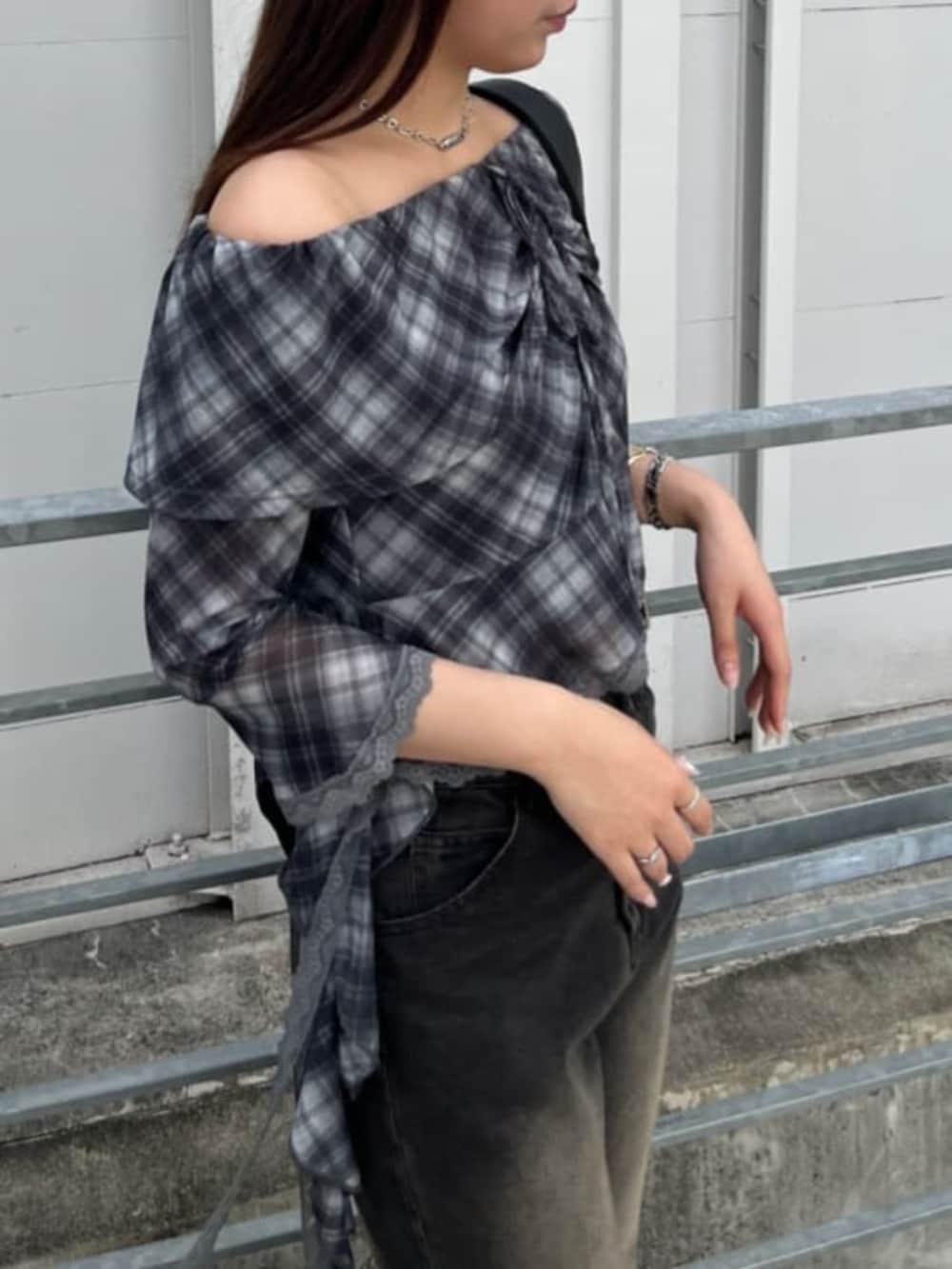 ブラック系のシャツ/ブラウス、ブラウン系のデニムパンツ、ホワイト系のその他シューズを着用したレディースの春コーディネートの3枚目の写真