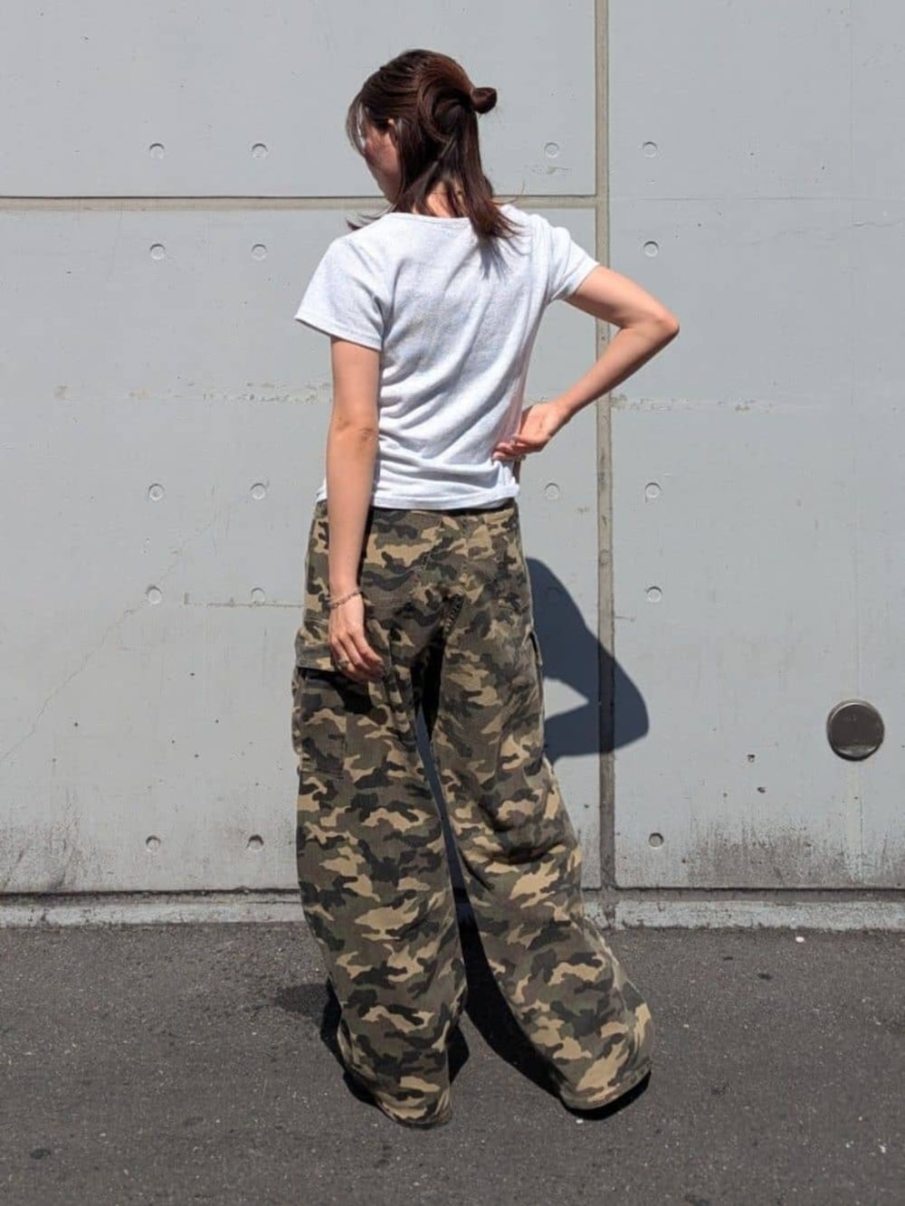 「骨格ナチュラル、ヘンリーネック、Tシャツ、迷彩、カモフラージュ、ワイドパンツ、デニム、おでかけコーデ、夏コーデ、Tシャツ×デニム」｜「RAY CASSINのVネックヘンリー胸刺繍半袖Tシャツ（Tシャツ/カットソー、ホワイト系）」を使った、RAYCASSIN_officialさん（骨格ナチュラル・レディース・158cm）の夏コーディネートの2枚目の写真