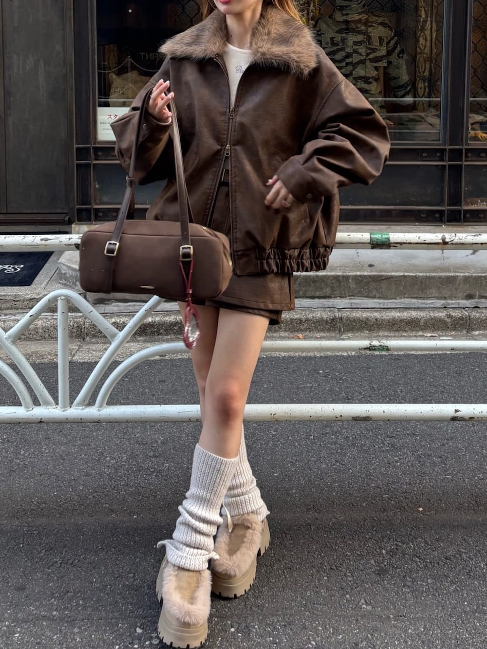 ベージュ系のスカート、ホワイト系のTシャツ/カットソー、ブラウン系のトートバッグを着用したレディースの秋コーディネートの3枚目の写真