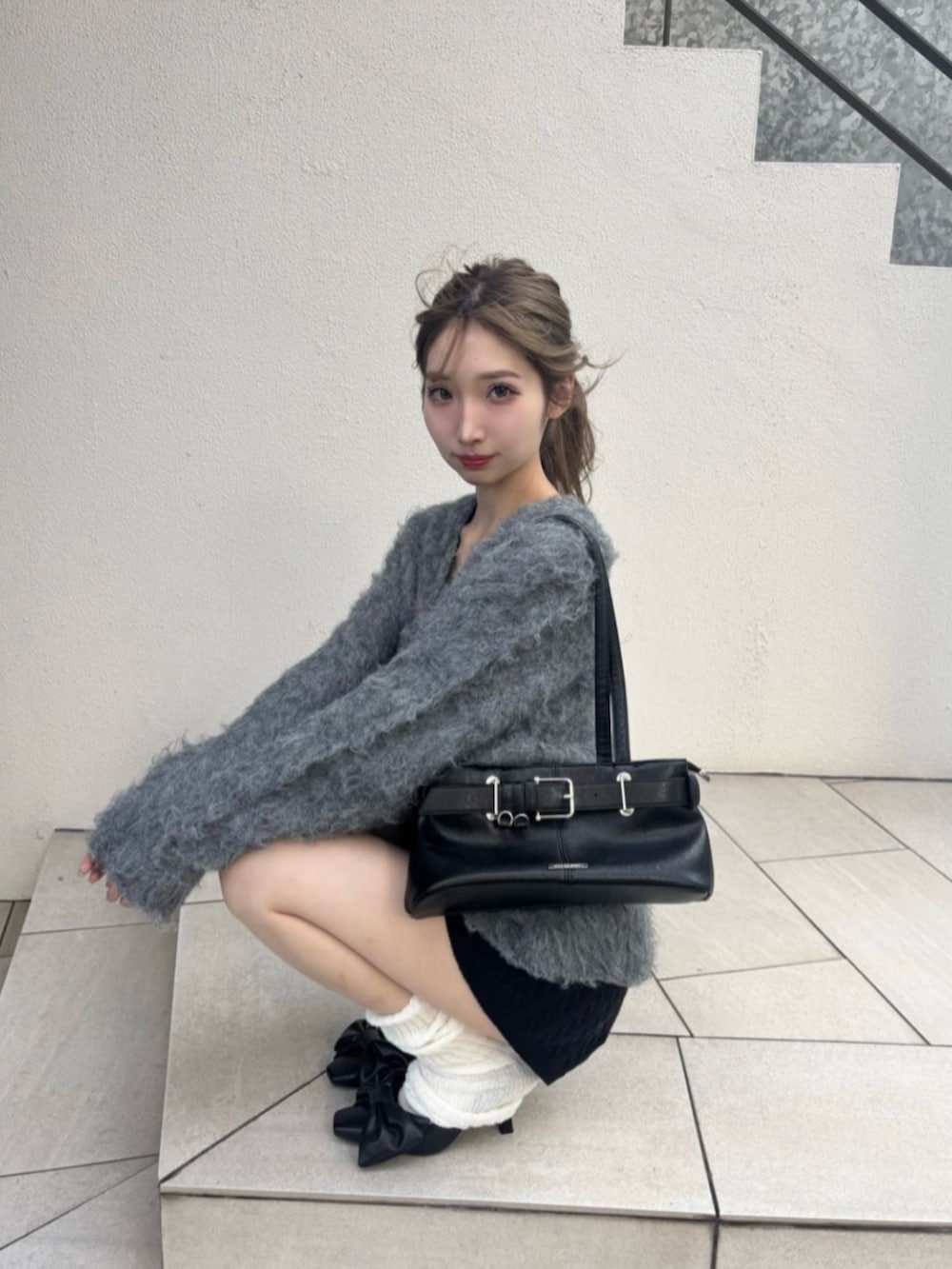 グレー系のカーディガン/ボレロ、ブラック系のその他パンツを着用したレディースの秋コーディネートの3枚目の写真