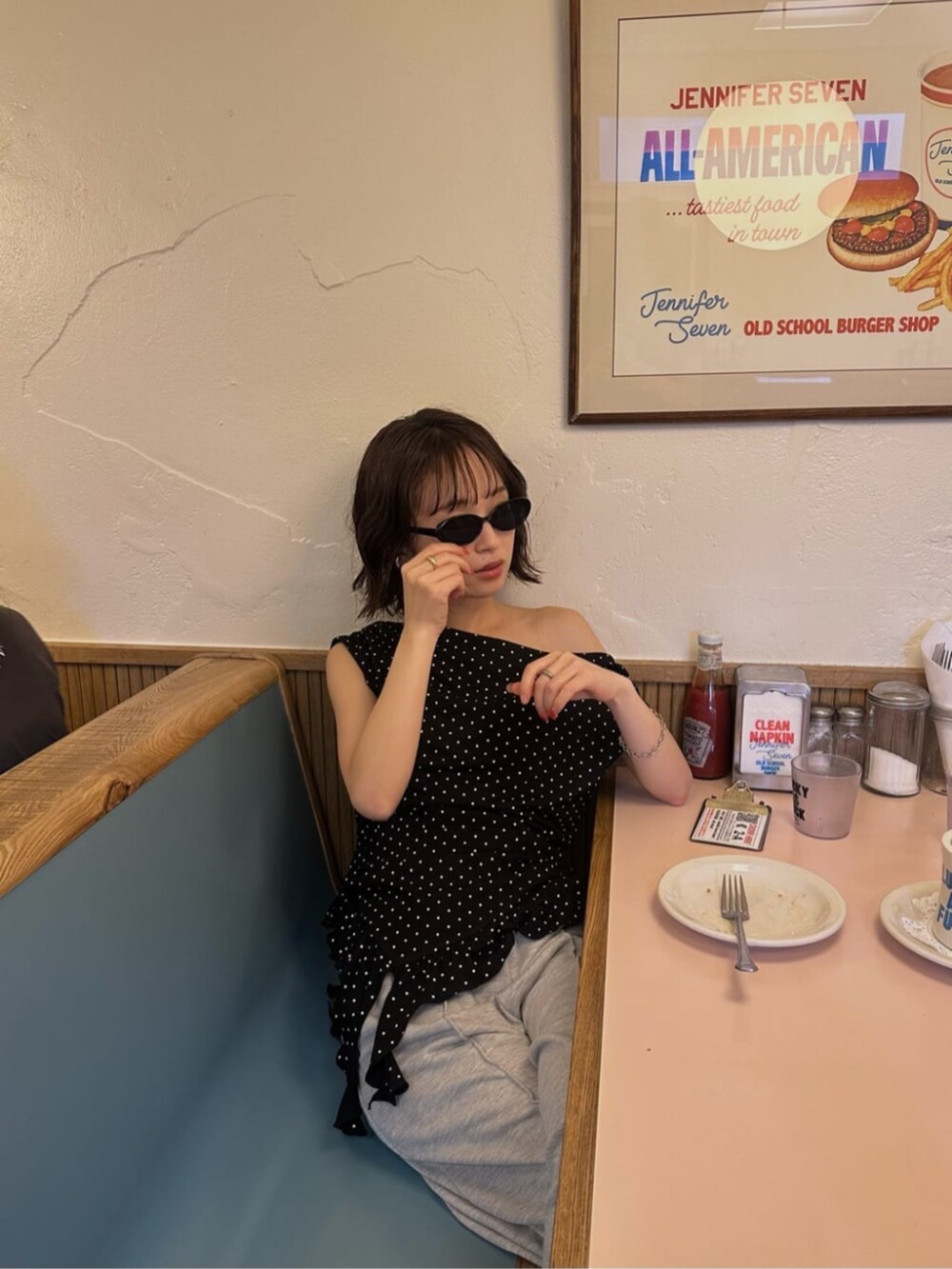 ホワイト系のスウェットパンツ、ブラック系のTシャツ/カットソーを着用したレディースの夏コーディネートの3枚目の写真