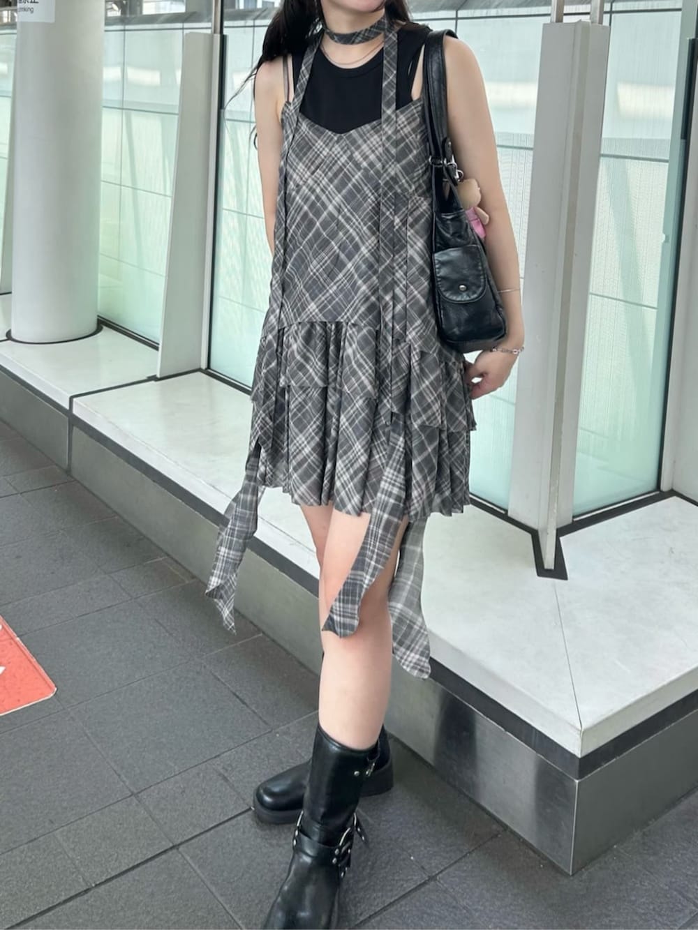 ブラック系のワンピース、ブラック系のブーツ、ブラック系のハンチング/ベレー帽を着用したレディースの夏コーディネートの2枚目の写真