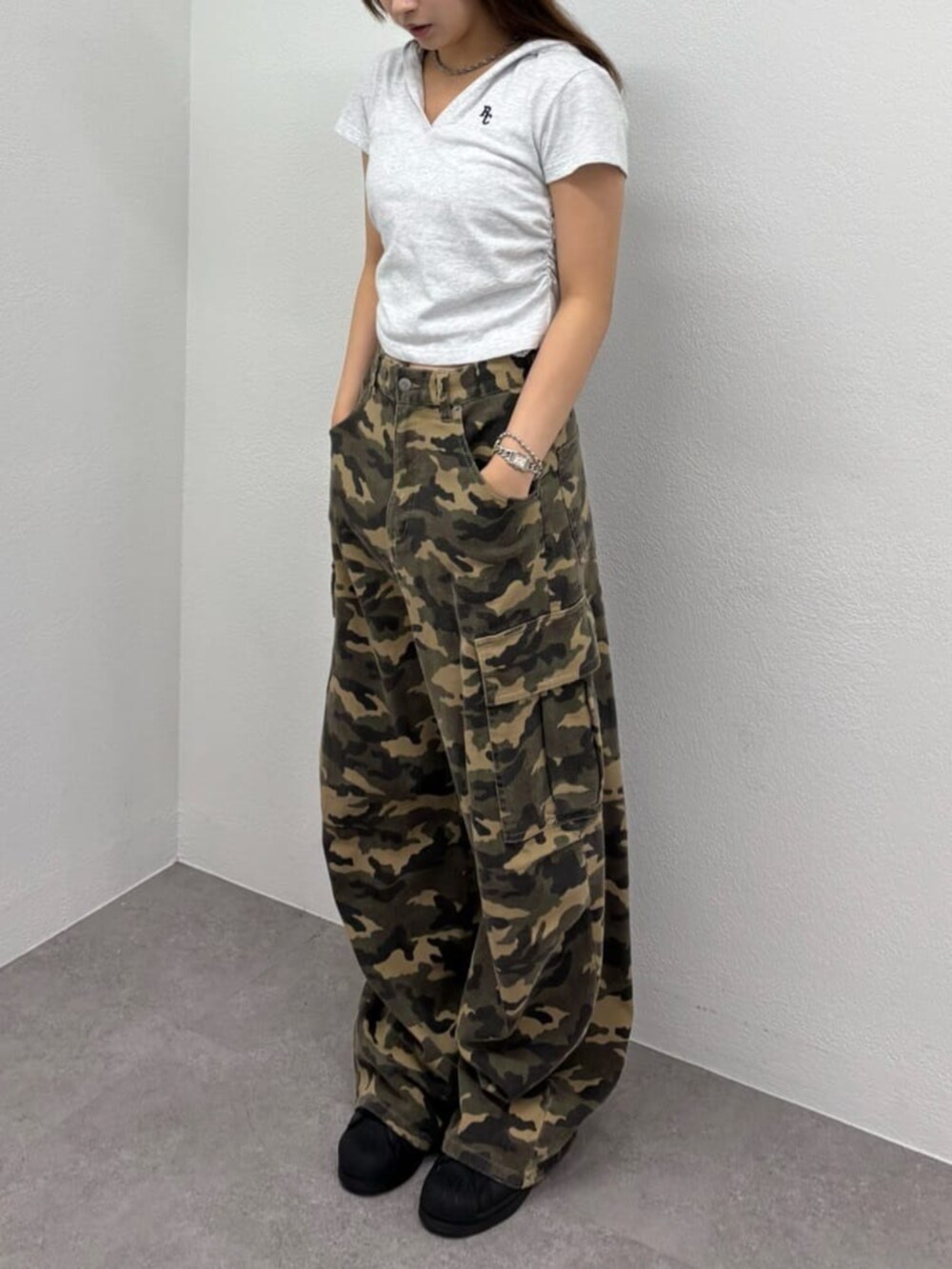 ベージュ系のデニムパンツ、ホワイト系のTシャツ/カットソーを着用したレディースの夏コーディネートの2枚目の写真