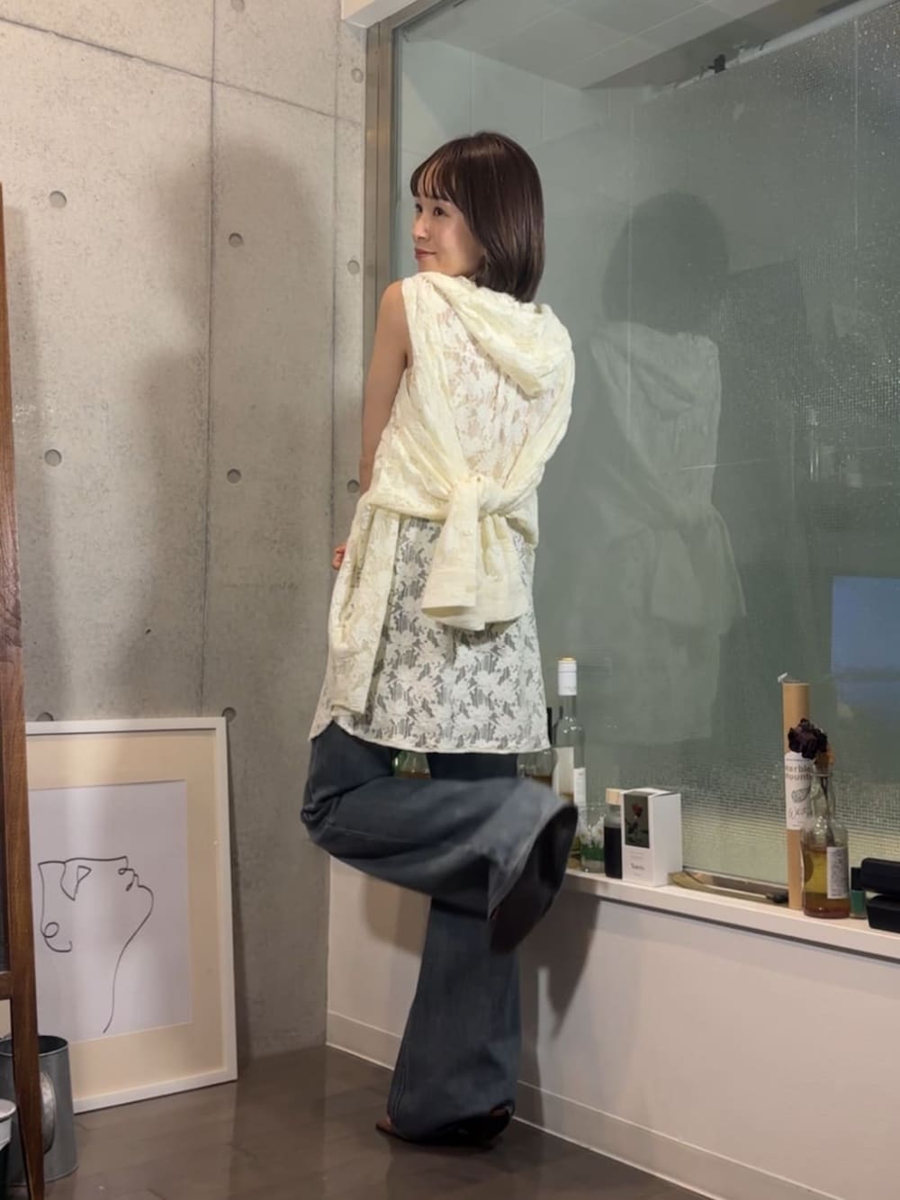「夏コーデ、ノースリーブ、お出かけコーデ、シンプルスタイル、夏服コーデ、30代コーデ、骨格ウェーブ、レース、レーストップス、デニム、フレアデニム」｜「RAY CASSINのフレアデニムパンツ（デニムパンツ、ブルー系）」を使った、RAYCASSIN_officialさん（骨格ウェーブ・レディース・152cm）の夏コーディネートの4枚目の写真