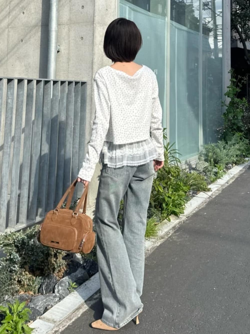 「フレアデニム、デニム、大人カジュアル、小花柄」｜「RAY CASSINのフレアデニムパンツ（デニムパンツ、ブルー系）」を使った、RAYCASSIN_officialさん（レディース・152cm）の春コーディネートの2枚目の写真