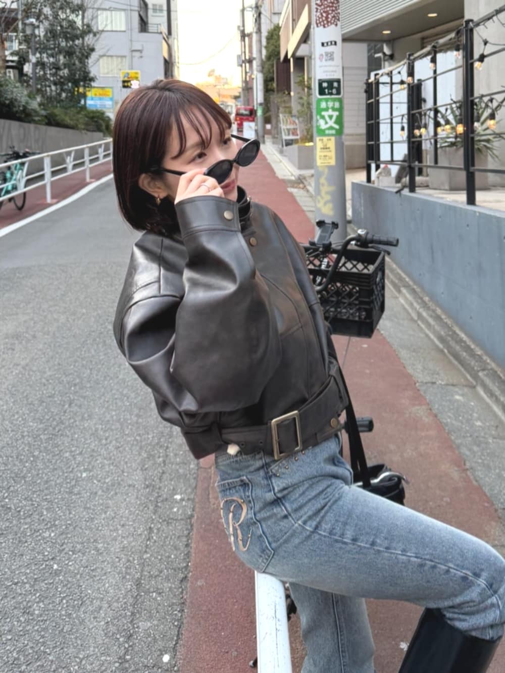 ブラウン系のその他アウター、ブルー系のデニムパンツを着用したレディースの冬コーディネートの2枚目の写真