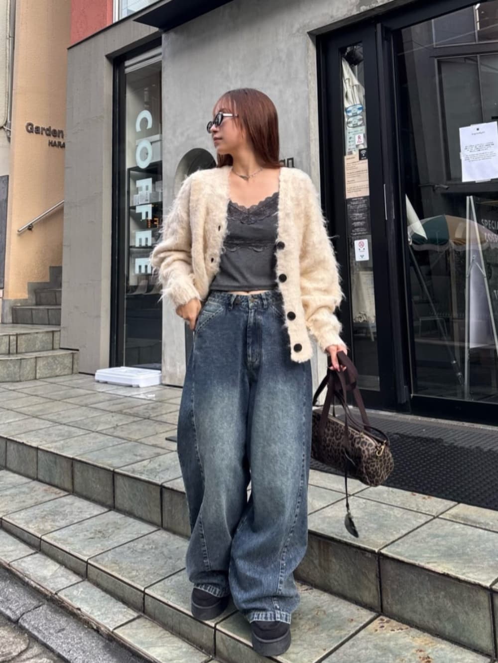 ベージュ系のカーディガン/ボレロ、ブルー系のデニムパンツ、グレー系のキャミソールを着用したレディースの秋コーディネートの3枚目の写真