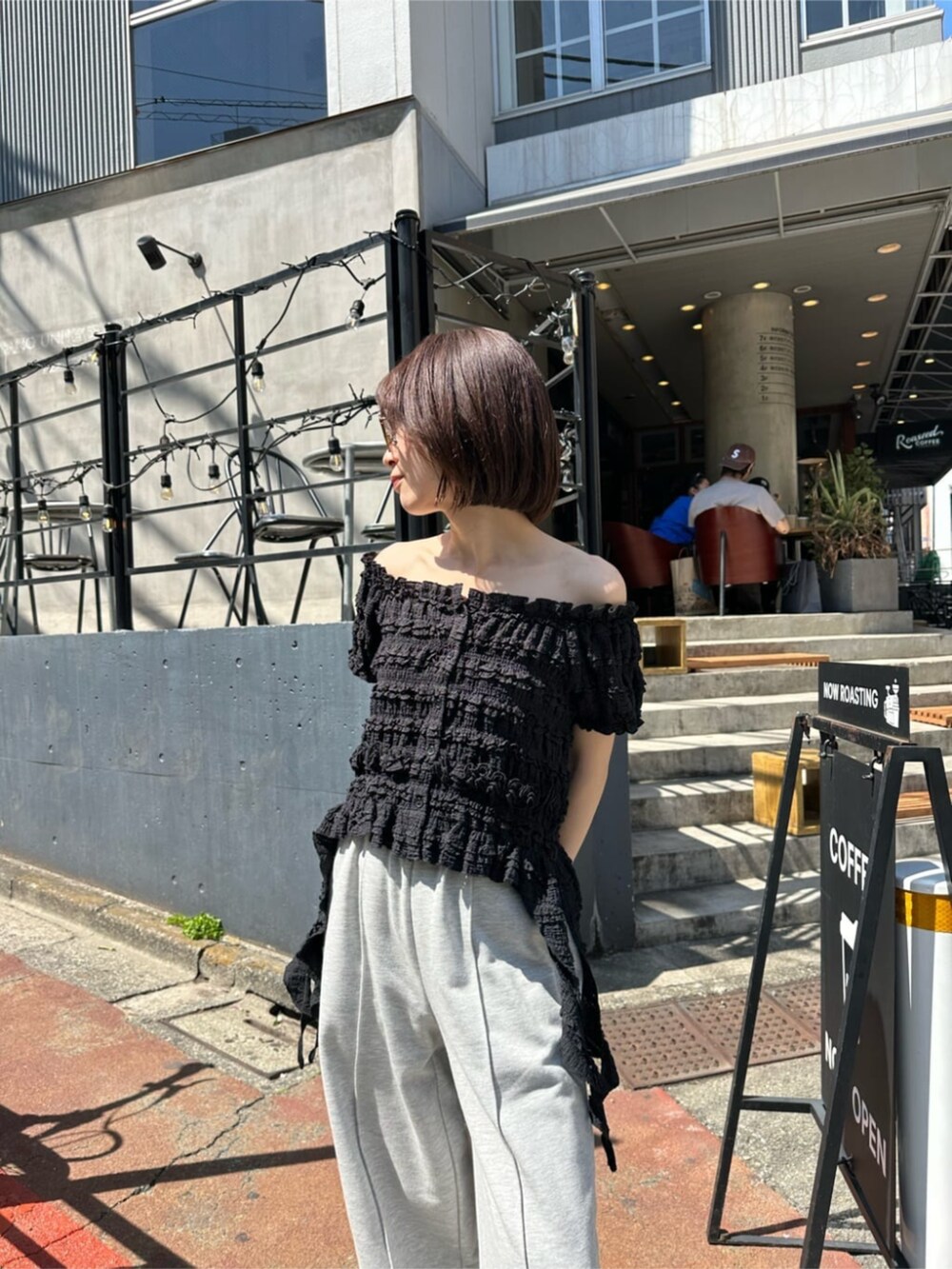 ホワイト系のスニーカー、グレー系のスウェットパンツ、ブラック系のTシャツ/カットソーを着用したレディースの夏コーディネートの3枚目の写真