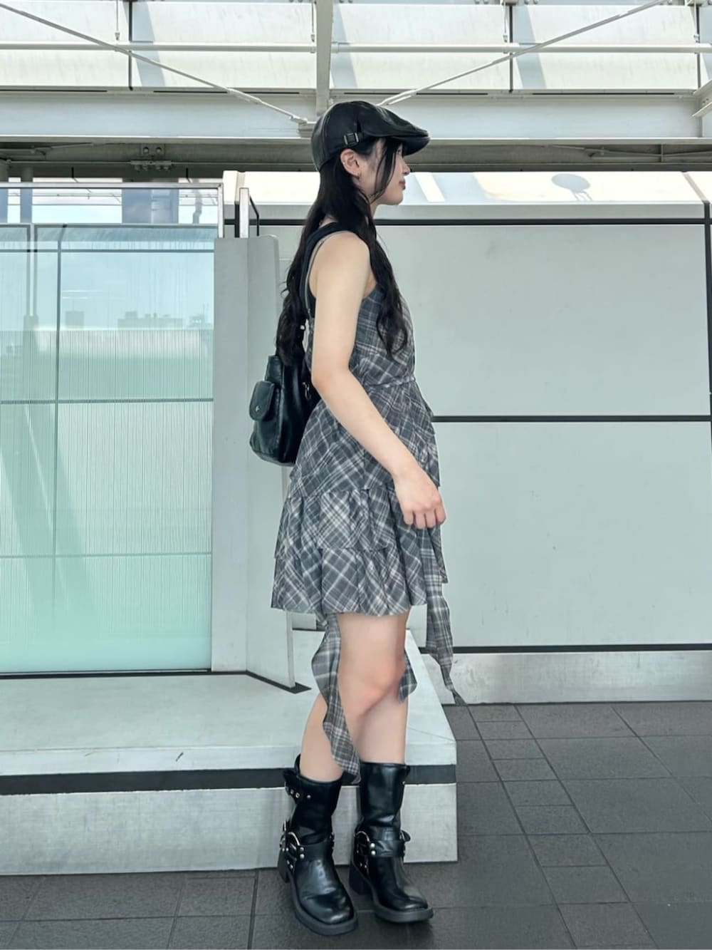 ブラック系のワンピース、ブラック系のブーツ、ブラック系のハンチング/ベレー帽を着用したレディースの夏コーディネートの3枚目の写真