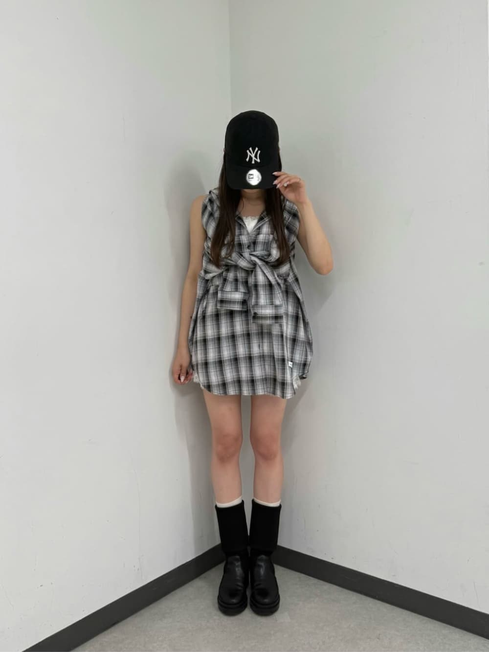 ブラック系のシャツ/ブラウス、ホワイト系のキャミソール、ホワイト系のその他パンツを着用したレディースの春コーディネートの3枚目の写真